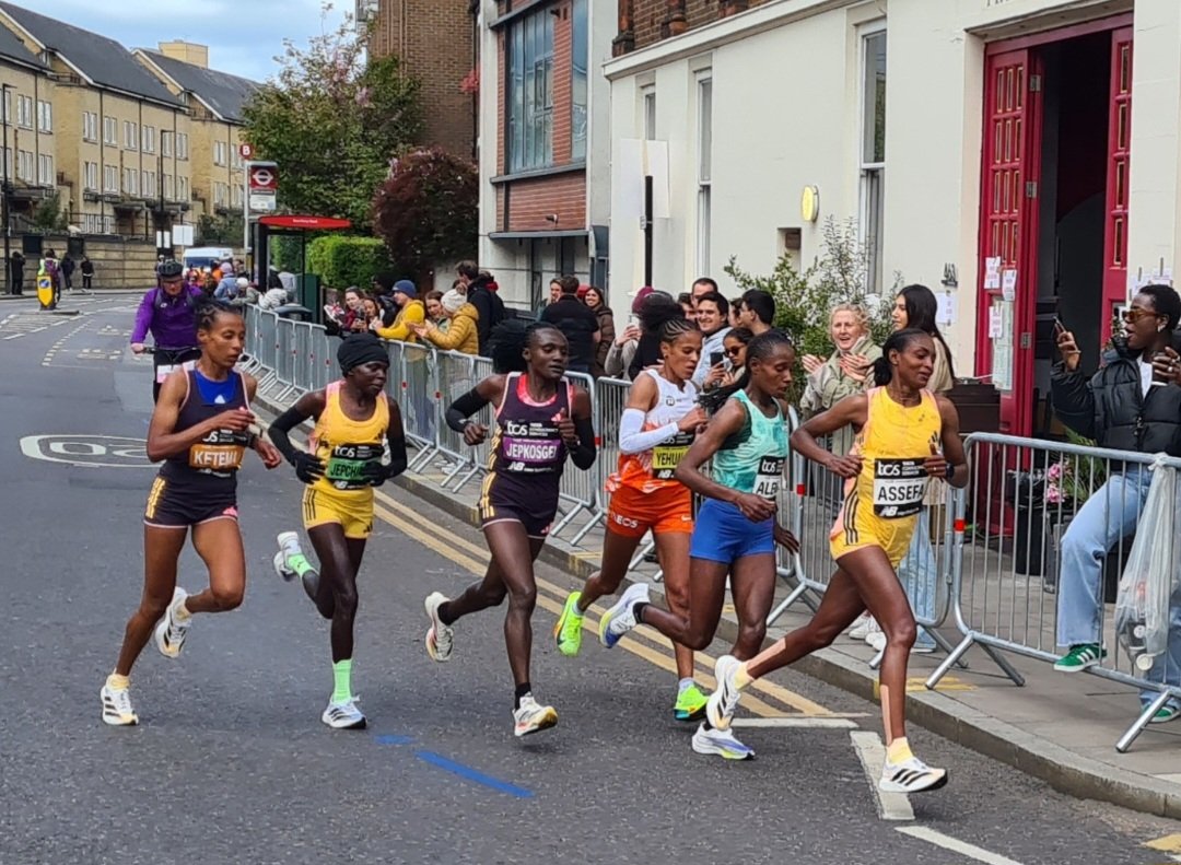 Can't believe we just saw a 🇬🇧 on the Podium at @LondonMarathon 🤯

Great that it was @EmileCairess (2:06:46). Congrats to him & Manager @Lukeallen11 

Also to @Mahamed1920 in 2:07:05