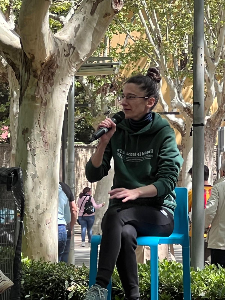 columnaedicions's tweet image. Maria Nicolau @MAlbercocs presenta "Cremo " al festival #Lactium de #Vic
#SantJordi2024