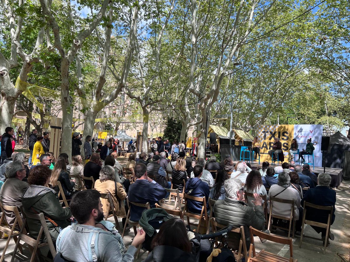 columnaedicions's tweet image. Maria Nicolau @MAlbercocs presenta "Cremo " al festival #Lactium de #Vic
#SantJordi2024