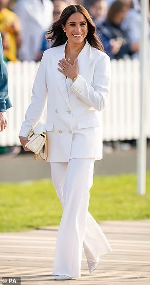 @jane06904020369 Here is Princess Catherine wearing a white Alexander Mcqueen suit when she was at the unveiling of the Windrush statue at Waterloo Station in June 2022

Just 3 weeks later Meghan wore a similar suit 

But ultimately a white suit is a white suit 🤷🏻‍♀️