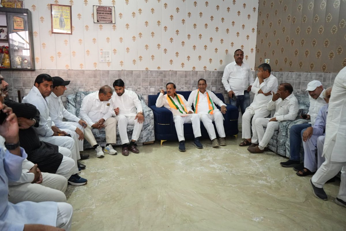 मेरे लोकसभा क्षेत्र के दादरी में ग्राम चिटहेरा में भाजपा के वरिष्ठ कार्यकर्ता श्री ईश्वर भाटी जी की पूज्य माता जी का निधन हो जाने पर उनके पैतृक आवास पहुंचकर दिवंगत पुण्यात्मा को विनम्र श्रद्धासुमन अर्पित किया तथा शोकसंतप्त परिजनों को सांत्वना दी।