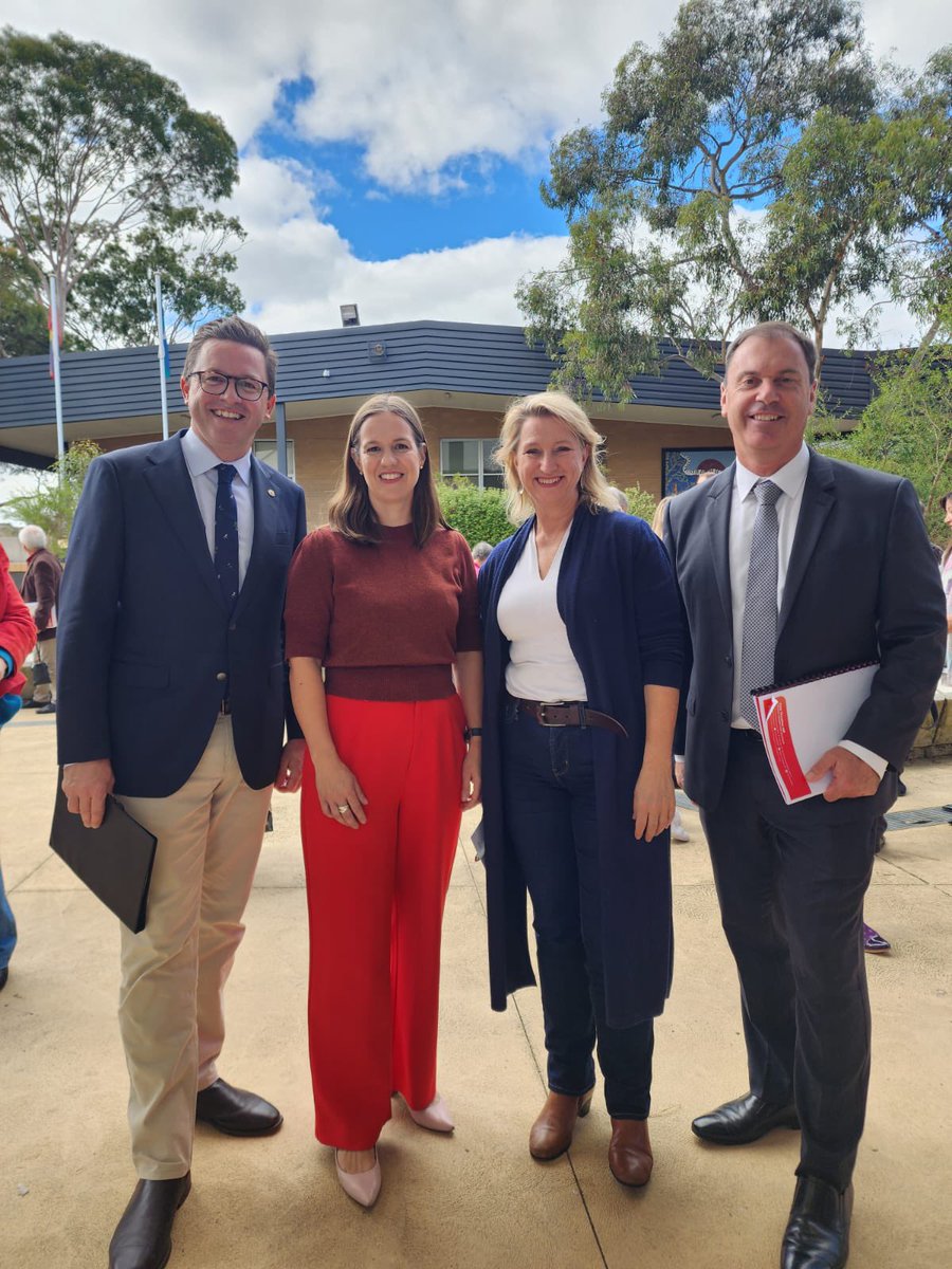 So many amazing locals make it happen in our area. The Jagajaga Community Volunteer Awards are a fitting way to acknowledge these great commitments, big & small. With @ThwaitesKate @VickiWardMP & @ColinBrooksMP at Viewbank College.