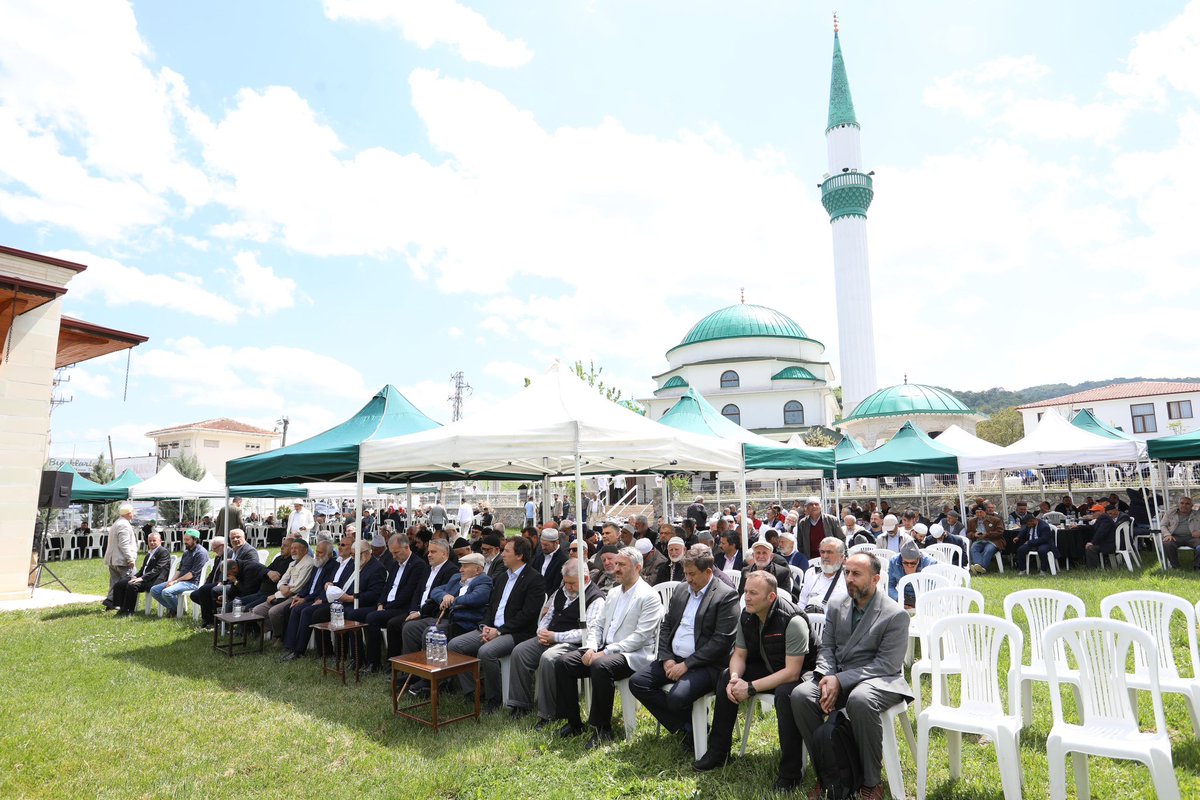 Ömrünü ilim ve irfana adamış gönül insanı Dr. Emin Acar hocamızın ahirete irtihalinin 8. sene-i devriyesinde düzenlenen Anı ve Vefa Günü Programına katıldık. Rahmetli babam Fahrettin Salman’ın kadim dostu kıymetli büyüğümüz Emin Acar hocamızı rahmetle ve duâlarla anıyorum.