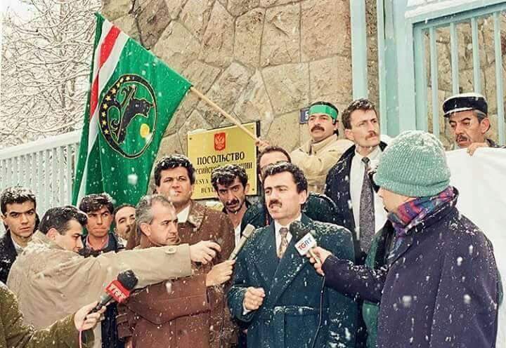 enesb55's tweet photo. "Sistemden korkan, Allah'tan korkmaz;
Allah'tan korkan, sistemden korkmaz."

Vefatının sene-i devriyesinde yiğit komutan Cevher Dudayev'i rahmetle anıyorum. https://t.co/d1qs5S23Cs