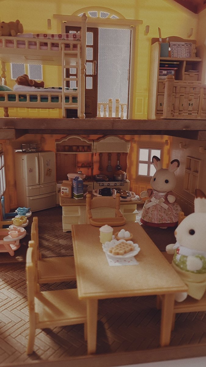 mila_lelu's tweet image. With all the VTuber Drama that is going on currently, I just wanted to ask if you wanna come over and play with my Dollhouse I got yesterday? 🤗🥰 You can play whoever you wanna! 
#Vtubers #dramafreezone #dollhouse #SylvanianFamilies