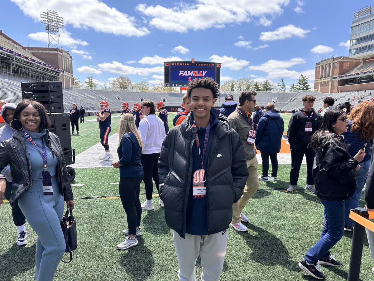 Man it was a crazy busy week. But ended the week by watching my home state @IlliniFootball spring game. Looking forward to seeing them @CorsairsFB this spring. @PlayBookAthlete @QBHitList @AllenTrieu @IllinoisRivals @Recruit2Illini @BretBielema @BarryLunneyJr @artursitkowski4…