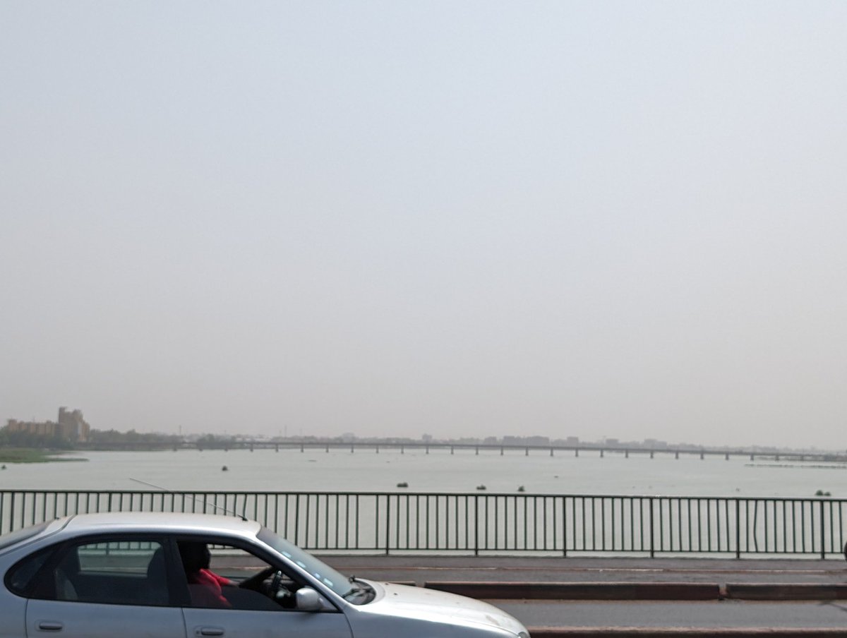 Toumani200's tweet image. N'importe quelle ville peut se #développer grâce à ses fleuves gigantesque. On a juste un pays avec des #dirigeants médiocre imcompétant