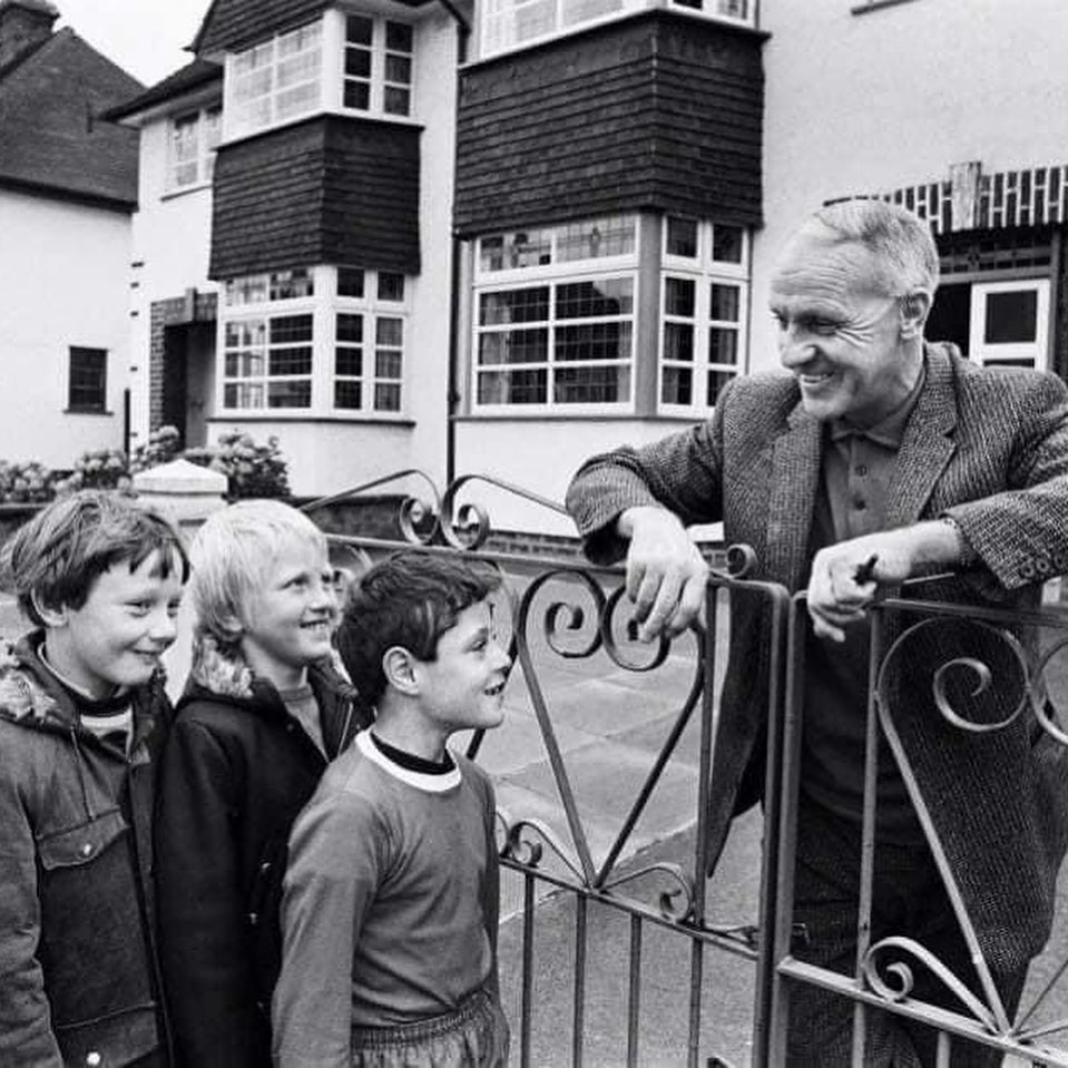 SHANKS at home in West Derby, Liverpool 12, talking with the local kids. He always had time for anyone, Reds, Blues, children, neighbours, they threw away the mold with this man. #shankly #Liverpool #LFC #YNWA #billshankly ❤️🤍❤️