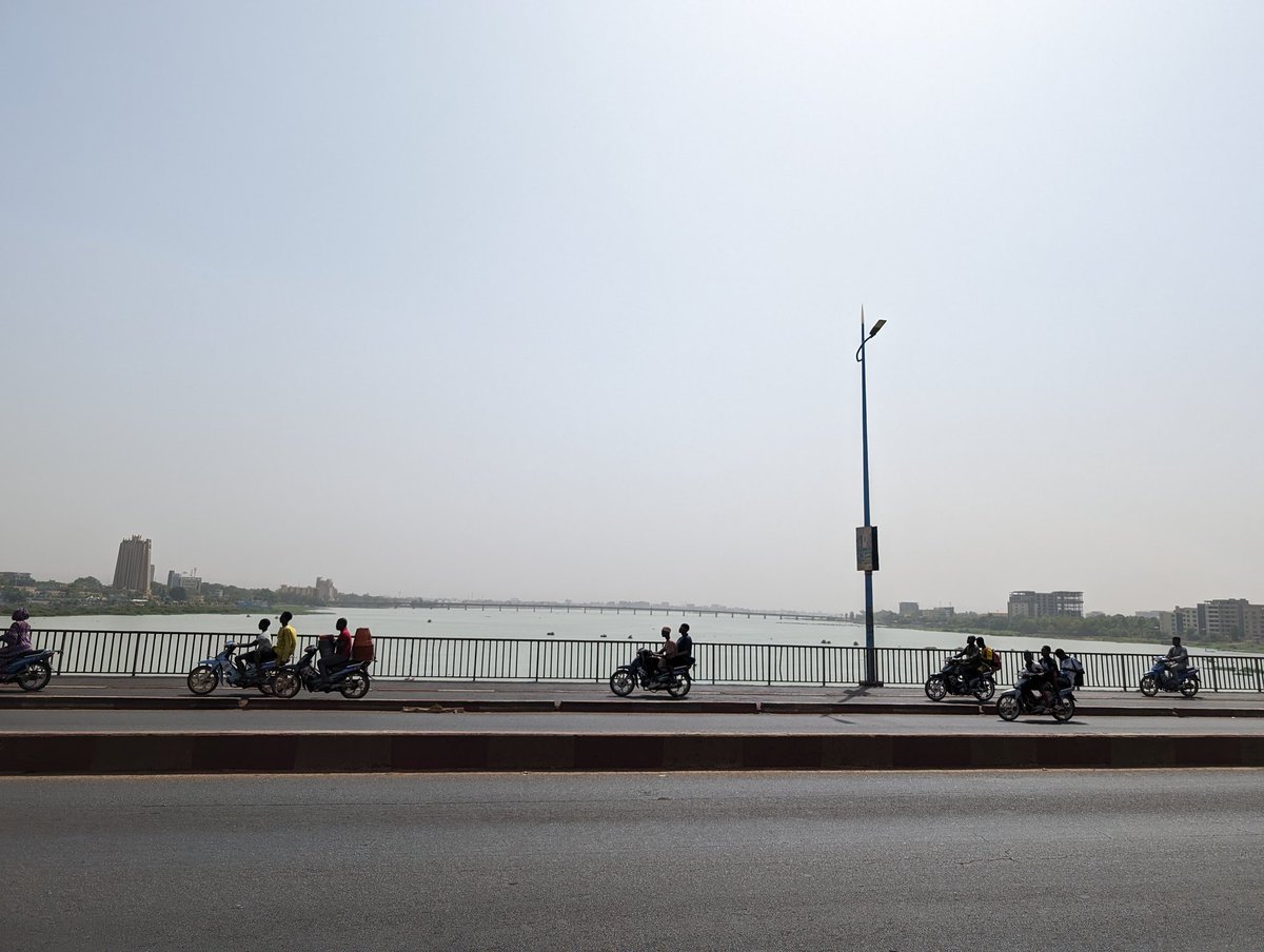 Toumani200's tweet image. N'importe quelle ville peut se #développer grâce à ses fleuves gigantesque. On a juste un pays avec des #dirigeants médiocre imcompétant