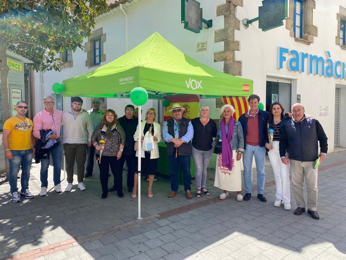 Seguimos pisando todas las calles de la provincia de Gerona, acompañados de nuestros concejales. Hoy en Palamós con nuestro diputado Alberto Tarradas y nuestra concejal Cristina Ruz. Cada día más gente a favor. @gerona_vox @cristinaruzn @AlbertoTarradas