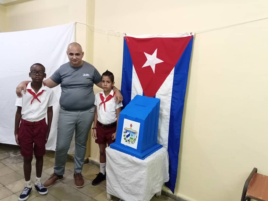 Unos 25 colegios electorales en #Cuba🇨🇺 abren sus puertas éste domingo. Conforme a lo legislado, se informa de la composición de la mesa electoral, pioneros presentes muestran la urna, lista de electores y síntesis biográfica con fotos de candidatos.. Todo listo, comenzamos