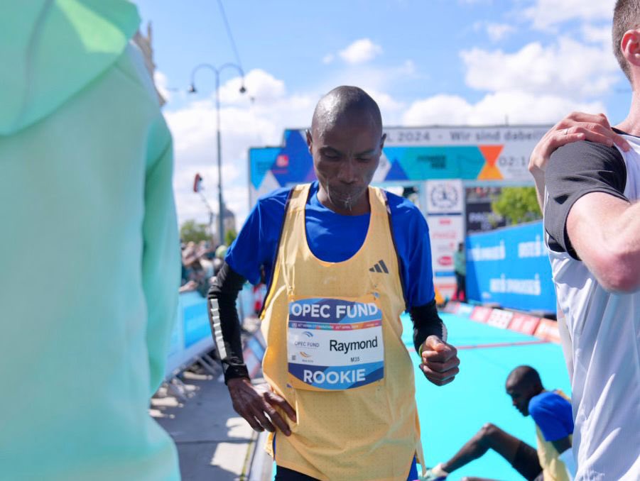 Herzlichen Glückwunsch an #OPECFund Rookie Raymond Komen aus #Kenia, der den @Vienna_Marathon auf Platz 21 mit einer Zeit von 02:15:56 erfolgreich beendet hat! 🇰🇪 👏 #GoFurtherGoTogether #TogetherWeRun #VCM #ViennaCityMarathon