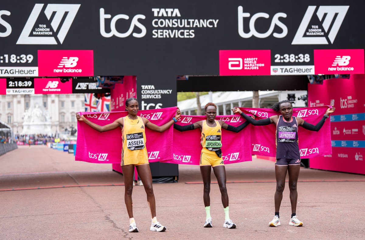 LondonMarathon's tweet photo. 1️⃣ Peres Jepchirchir 2:16:16 (WR)
2️⃣ Tigst Assefa 2:16:23
3️⃣ Joyciline Jepkosgei 2:16:34

#LondonMarathon https://t.co/hcNVnIVZlC
