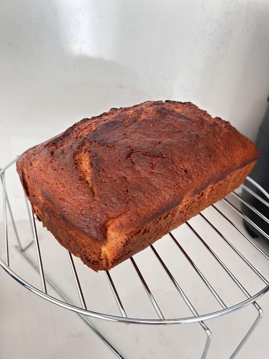 Obsessed with banana bread, I usually make the cinnamon one but trying traditional recipe with 100g of source dough starter. #baking #bananabread