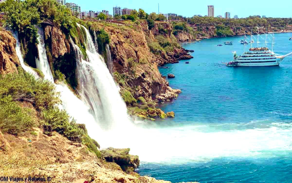 Turquía tiene paisajes que te dejan sin respiración, como las cascadas de #Antalya de nombre DÜDEN y KURSUNLU , en la Costa Mediterránea de #Turquía. Te contamos cómo visitar estas maravillas naturales aquí 👉 omviajesyrelatos.com/consejos-visit…
