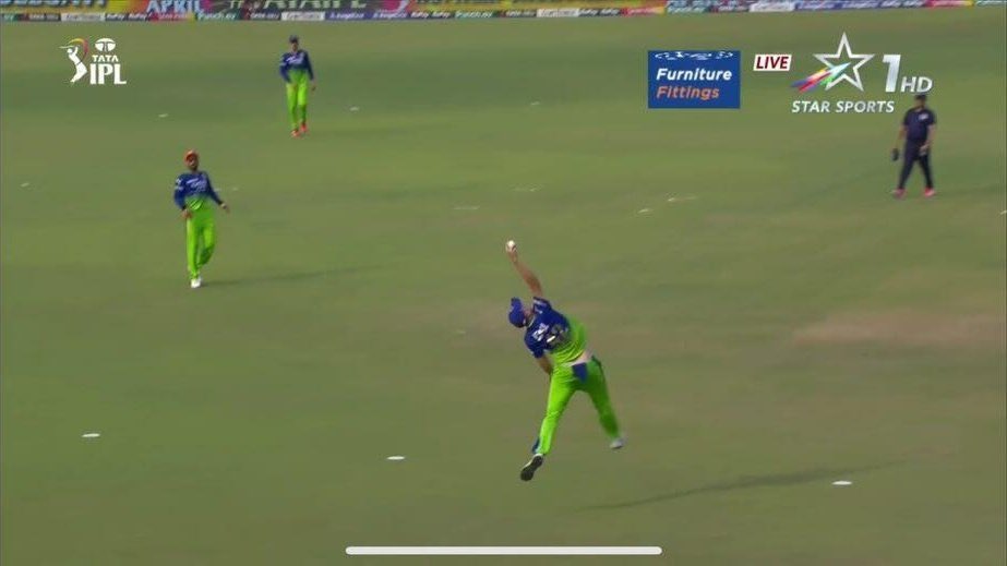 This catch! 😵‍💫

#CameronGreen #KKRvRCB #TATAIPL #IPL2024 #BharatArmy #KKRvRCB #maxwell #Kohli 
#ViratKohli #ไบร์ทวิน #RyanGarcia #ATEEZatCoachella