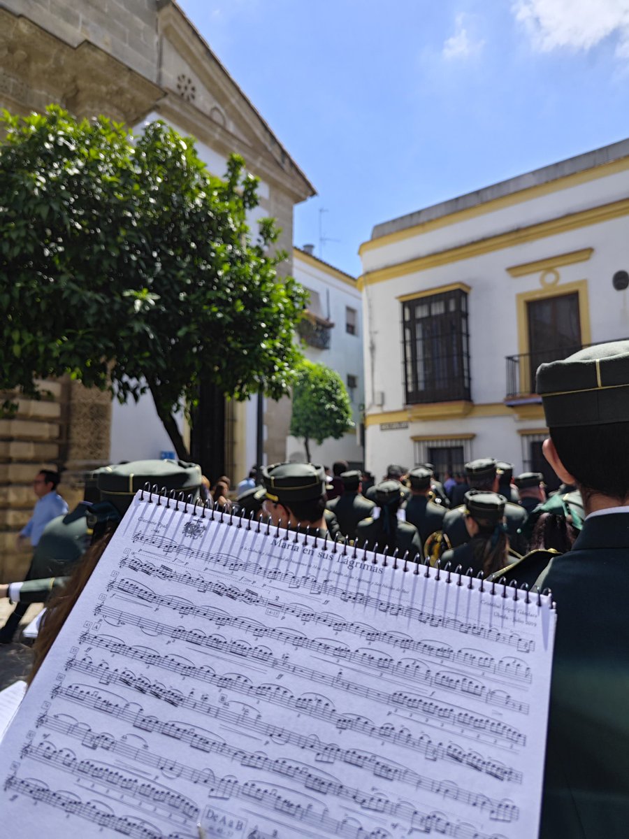 La música de @CristobalLG suena tras la Virgen del Carmen para llegar a las inmediaciones de la calle Compañía 🎶 Cuando pasa la Esperanza 🎶 María en sus Lágrimas @HdadCarmen @CdelCarmenJerez 📲 #SuenaAgripinoLozano