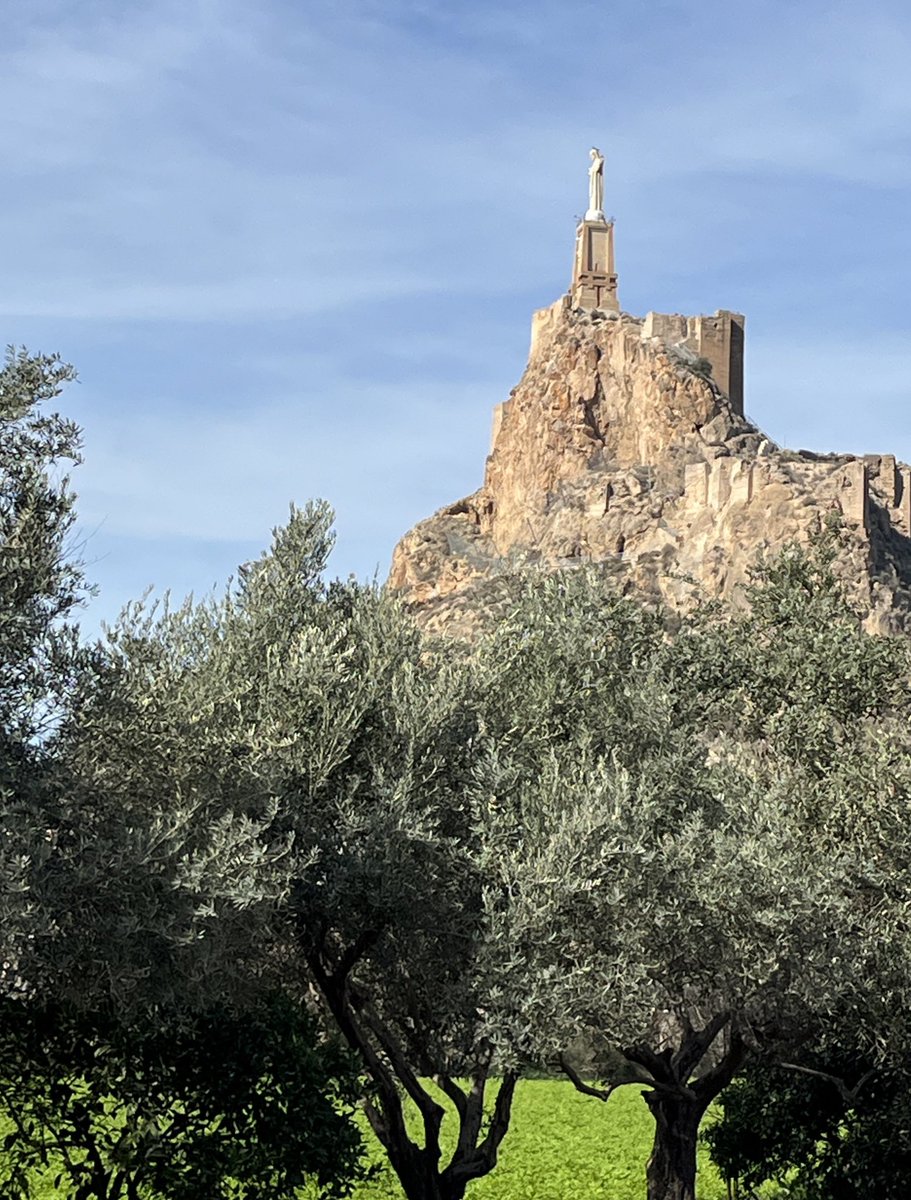 🍋 El Castillo de #Monteagudo consta de dos espacios amurallados a distinta altura como se aprecia en la foto. En el superior, de planta rectangular estaba la plaza de armas, donde hoy podemos ver la imagen del Sagrado Corazón, conocido como Cristo de Monteagudo.