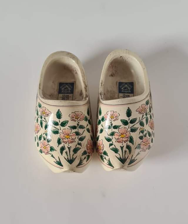Collectable Curios' item of the day...Set of Vintage Junora Danish Wooden Floral Clogs

collectablecurios.co.uk/product/set-of…

#Junora #Danish #WoodenClogs #Collector #Antiquing #ShopVintage #Home #ShopLocal #SupportLocal #StGeorgesBelfast #StGeorgesMarket #StGeorgesMarketBelfast