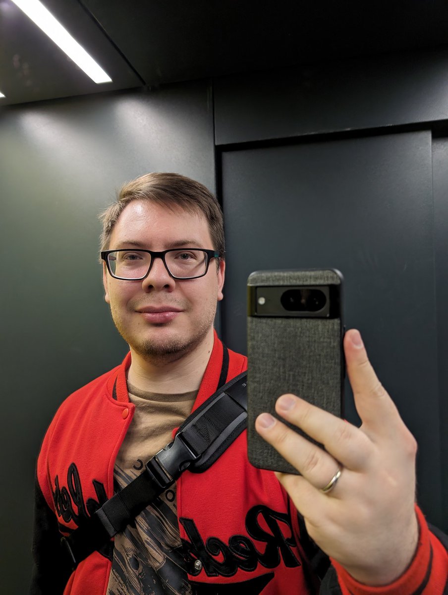 King_Ondatra's tweet photo. 33 — баба ягодка опять. Собянин, Сбер, стоматолог поздравили, все порядке :) https://t.co/hyQ1WMSl2o