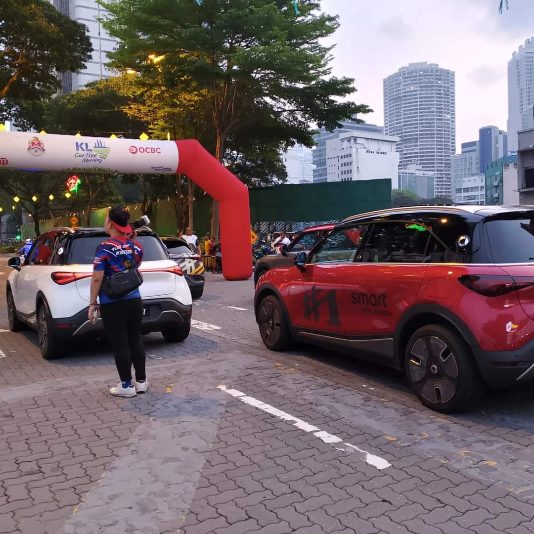 #DBKL buat 'KL car free morning' dan kereta elektrik jenama #Smart dipaparkan sebagai rakan atau penaja sokongan untuk acara bertemakan bandaraya tanpa kereta atau kenderaan

#garukepala

oh #TheIrony #KLCFM #KualaLumpur

Pic courtesy of Elena
