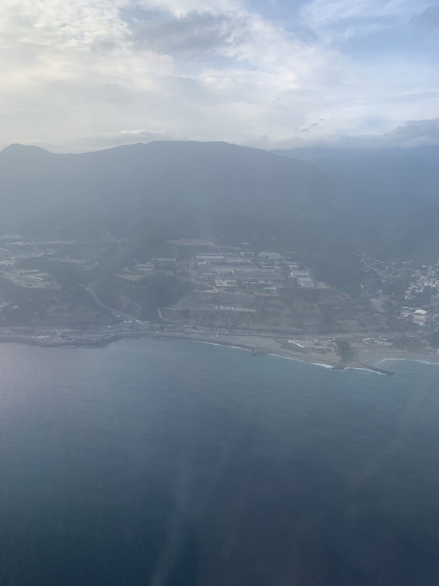 Al aterrizar pasamos por la Escuela Naval de Venezuela, hoy Academia Militar de la Armada Bolivariana