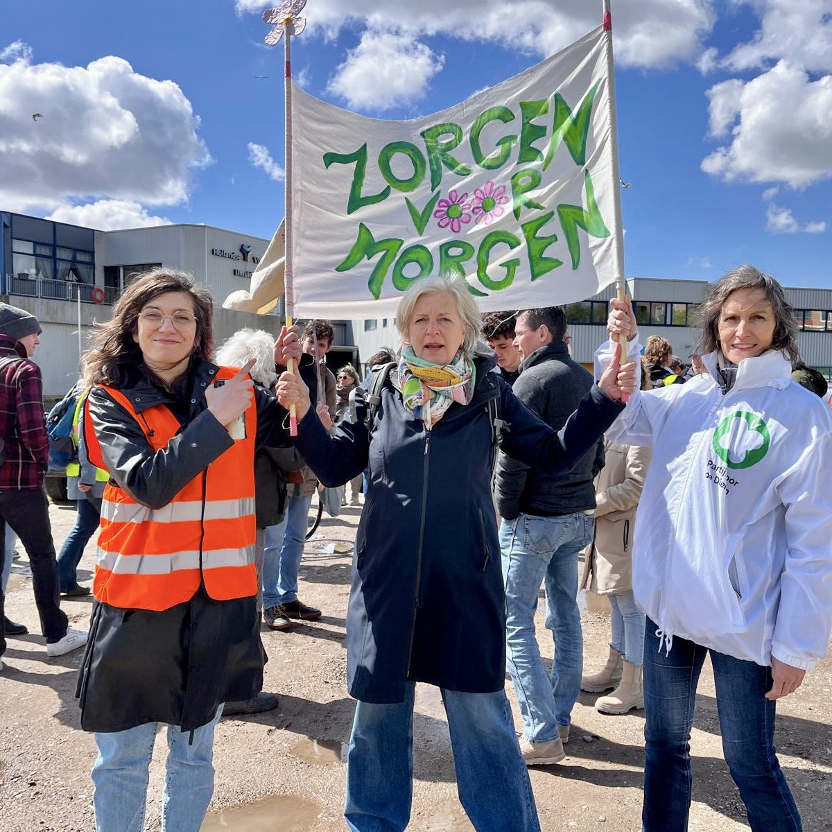 Kamerlid @InesKostic voert vandaag actie tegen de ziekmakende grootste vervuiler van Nederland: Tata Steel 😷🏭 Gezondheid op 1! Hoog tijd dat Tata Steel gaat betalen, in plaats van bepalen. #SamenVoorSchoneLucht