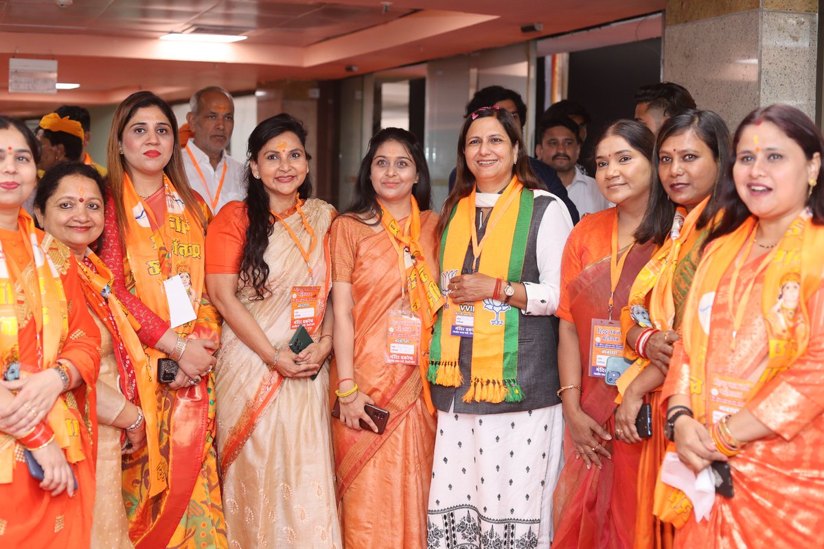 kjsehrawat's tweet image. विक्रम संवत 2081 के उपलक्ष्य में मंदिर प्रकोष्ठ, दिल्ली प्रदेश भाजपा द्वारा आई. जी. स्टेडियम नई दिल्ली में आयोजित विशाल हिंदू नव वर्ष महोत्सव में शामिल हुई। कार्यक्रम के दौरान प्रख्यात भजन गायक श्री हंसराज रघुवंशी जी, श्रीमती अनुराधा पौडवाल जी के भजनों से भक्ति धारा बहने लगी।

इस…