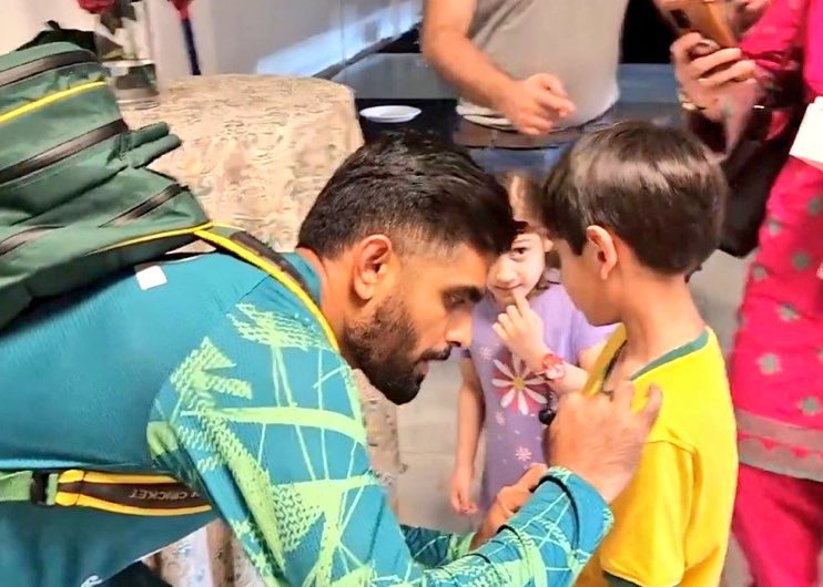 Nice gesture by Captain Babar, signing in the jersey of a young cricket fan. #BabarAzam𓃵 #PAKvsNZ