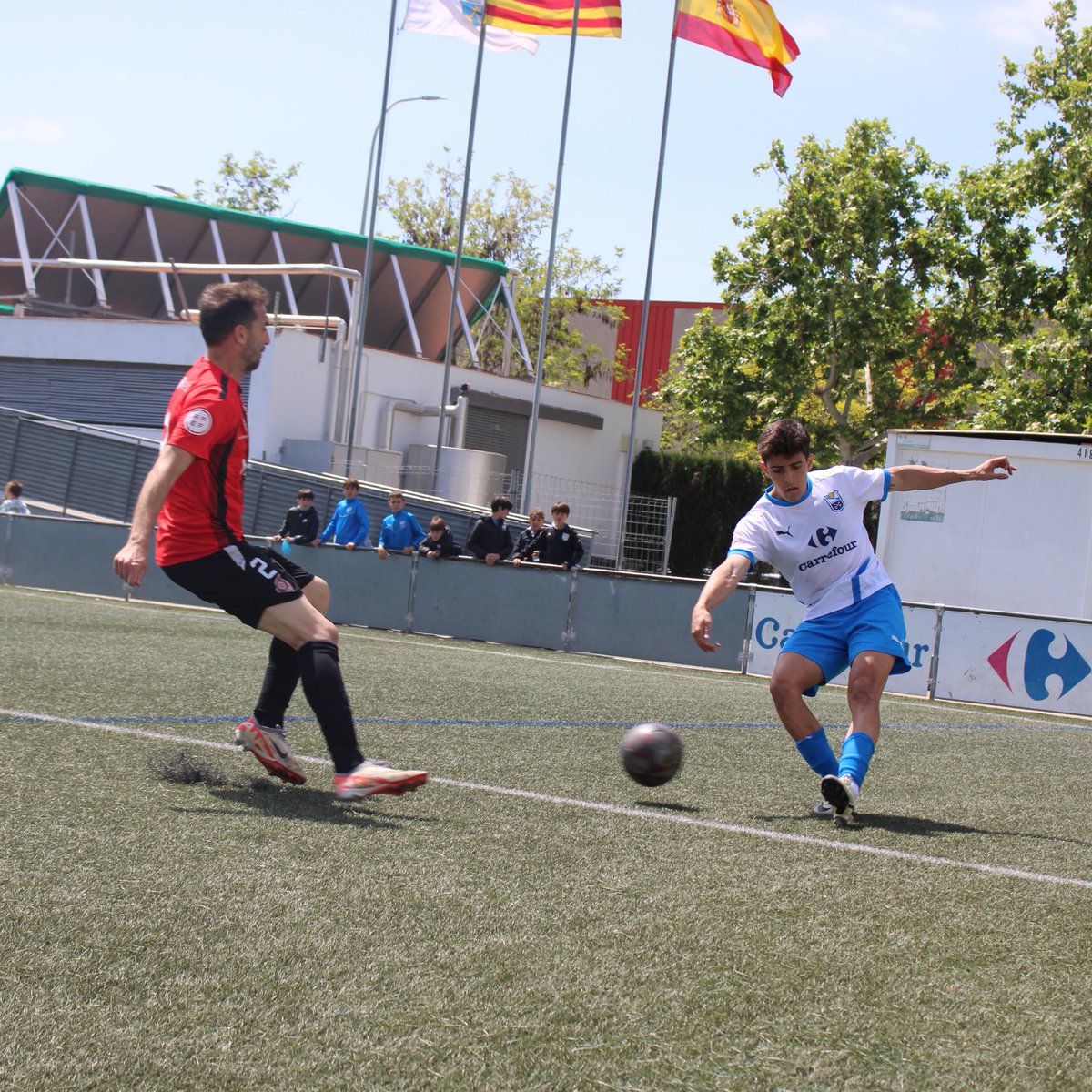 9️⃣0️⃣’ 

0️⃣-0️⃣

Empate final sin goles, un partido dominado por el Prat en el que la suerte no acompañó de cara al arco

#sompotablava 🐔