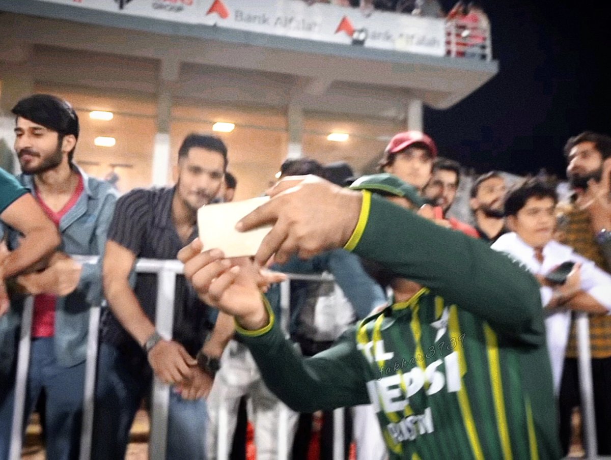 Fakhar-E-Pakistan taking selfie with fans! 🤳🏻❤️

#FakharZaman | #PAKvNZ