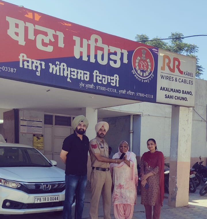 Amritsar Rural (PS Mehta) Police with the help of Technical Cell retrieved a lost mobile phone of a lady and handed it over to her. ਅੰਮ੍ਰਿਤਸਰ ਦਿਹਾਤੀ ਪੁਲਿਸ (ਥਾਣਾ ਮਹਿਤਾ) ਨੇ ਟੈਕਨੀਕਲ ਸੈੱਲ ਦੀ ਮਦਦ ਨਾਲ ਗੁੰਮ ਹੋਇਆ ਮੋਬਾਈਲ ਫ਼ੋਨ ਬਰਾਮਦ ਕਰਕੇ ਉਸ ਨੂੰ ਸੌਂਪ ਦਿੱਤਾ ਹੈ। #TakeCareOfYourBelongings