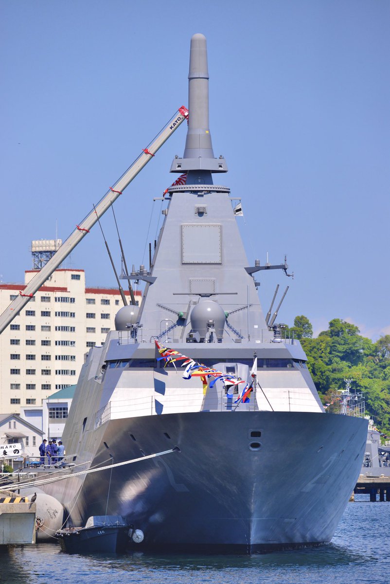 2022年5月3日
横須賀基地逸見岸壁に停泊中の護衛艦くまの(FFM-2)
就役からまだ1ヶ月程しか経っていないピカピカの姿で、憲法記念日を祝い満艦飾が施されている。
これまでの護衛艦はマストのヤードにワイヤーを通す方式だったが、FFMでは艦橋に改められていて、旗の傾斜が緩く全体的に低い。
#くまの