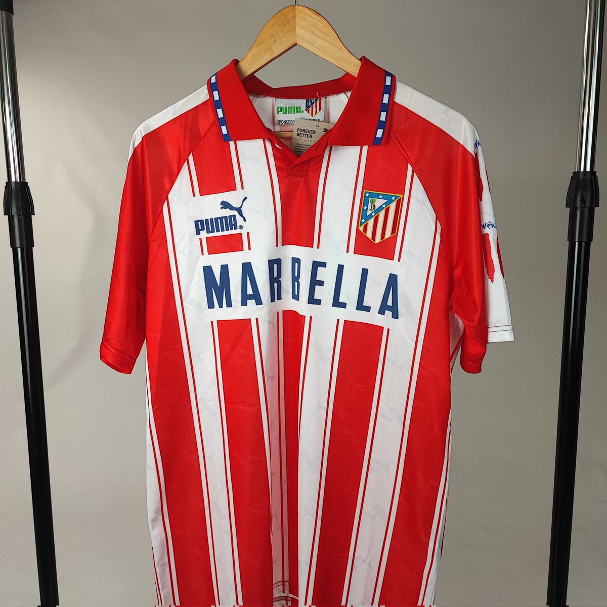 elwandis's tweet photo. Se acerca el verano y por lo tanto el tiempo de festivales. No sé si lo sabéis pero el outfit definitivo pasa por llevar puesta una retro 🔥

Sorteo de la camiseta retro que queráis:

- Da RT al tweet
- Sigue a @Ctinfo_17 y @elwandis

Ganador 28/04 https://t.co/BggW9XztBu