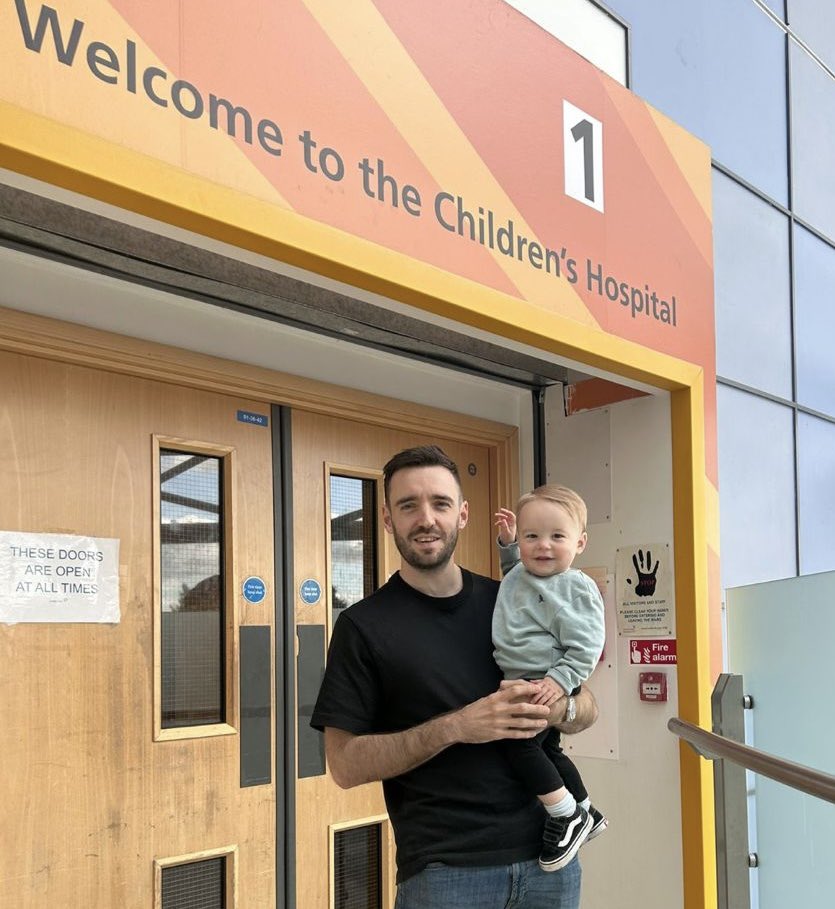 Another of our amazing #londonmarathon2024 runners. Meet Ben, and his little inspiration Jacob. Ben’s running for the Oxford Children’s Hospital @OUHospitals to say thank you for Jacob’s care. He’s so on mile 18 - keep going Ben! justgiving.com/page/ben-amos-…