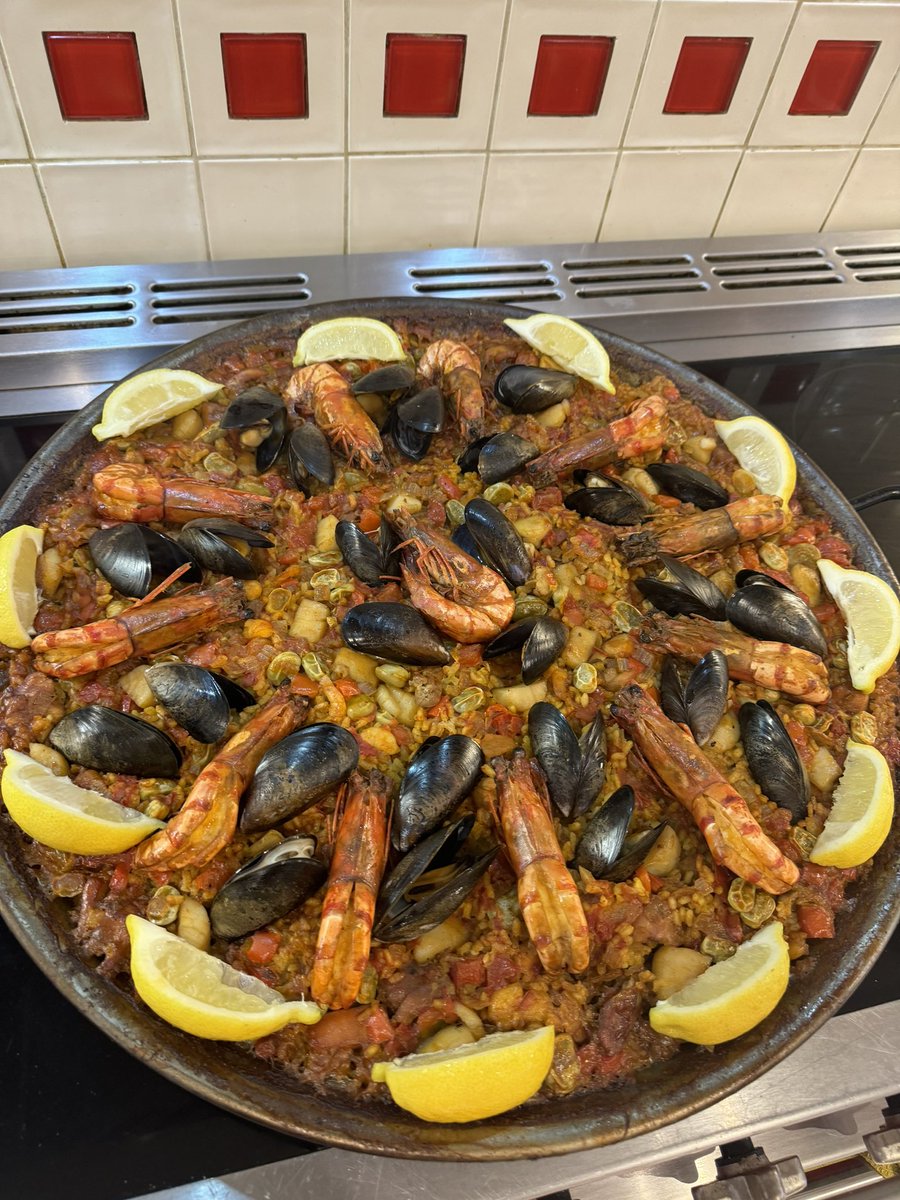 WalkingWok's tweet image. From last night birthday dinner for 10 people.  They had paella and raspberry cheesecake 😋 
#privatechef #welovebse #paella #cheesecake #birthday #birthdaydinner #seafood #raspberrycheesecake