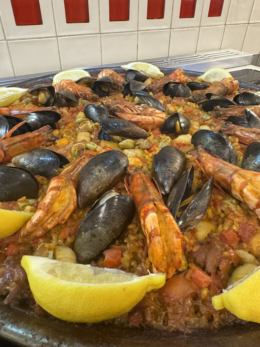 WalkingWok's tweet image. From last night birthday dinner for 10 people.  They had paella and raspberry cheesecake 😋 
#privatechef #welovebse #paella #cheesecake #birthday #birthdaydinner #seafood #raspberrycheesecake