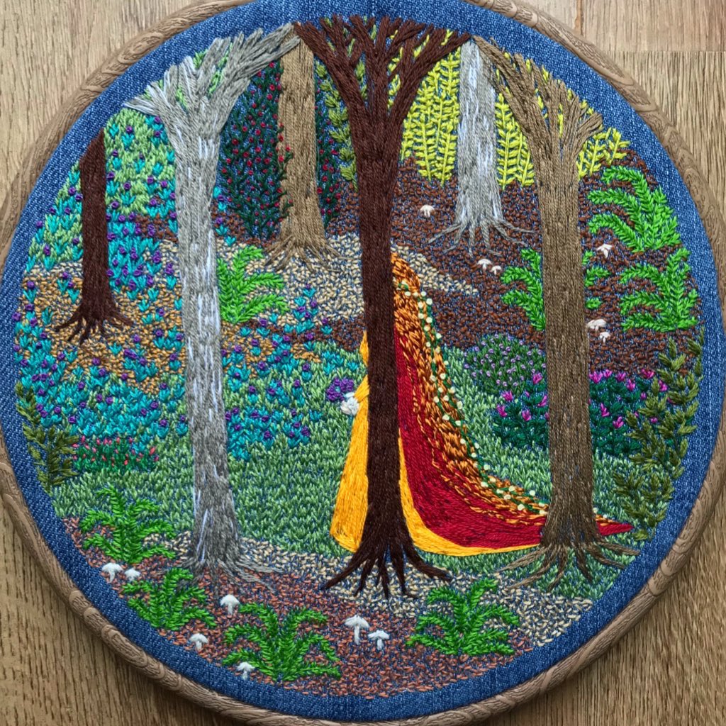 As it’s bluebell season here’s a look back at my embroidery, ‘The Lady of the Woods’ for you today. 🧵🪡🌿🪻🍄‍🟫 *all freeHand stitched in January 2020, without patterns, paint or guides. #stitchedart #thesewingsongbird