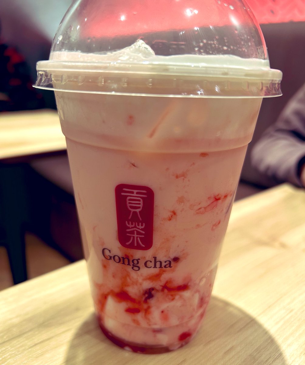 RUI45828010's tweet photo. 朝から色々頑張ったご褒美にいちご杏仁ミルクティー🥰 https://t.co/nAuGIe7rCn