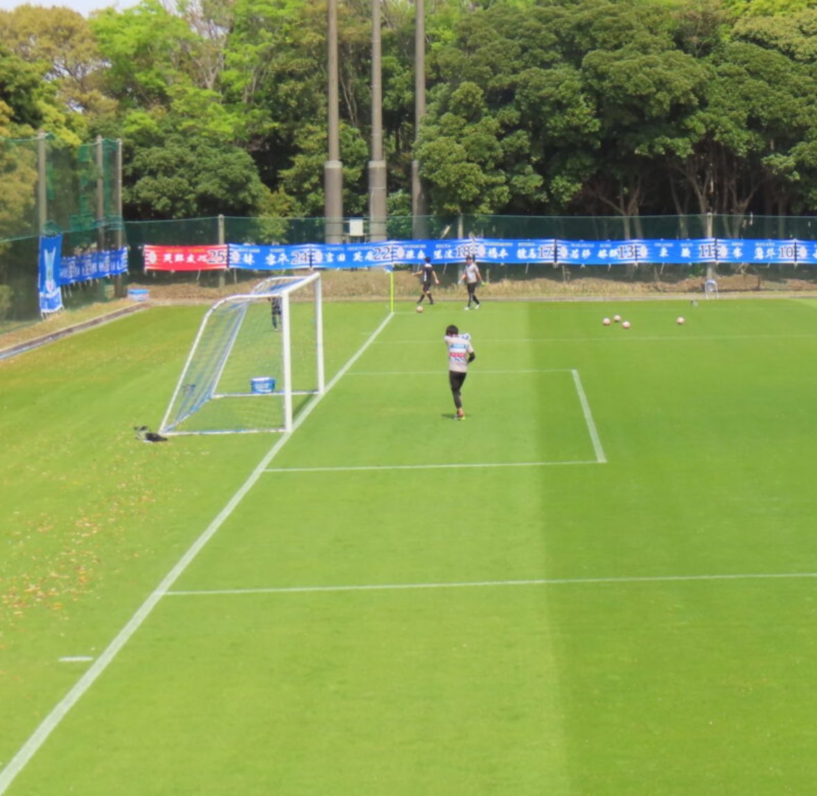 AsadaTakanori's tweet photo. 天皇杯本戦出場を決めた決勝ゴールが生まれた約2時間前の出来事。
浦安側ゴール前には大量の落ち葉が散乱、これでは選手のプレーに影響が出ると感じ #東京スポーツレクリエーション専門学校生 と一緒に落ち葉拾いしました
これで気持ち良くプレーできると信じて！サッカーの神様が微笑んでくれた瞬間！ https://t.co/FVMQiqpUa4