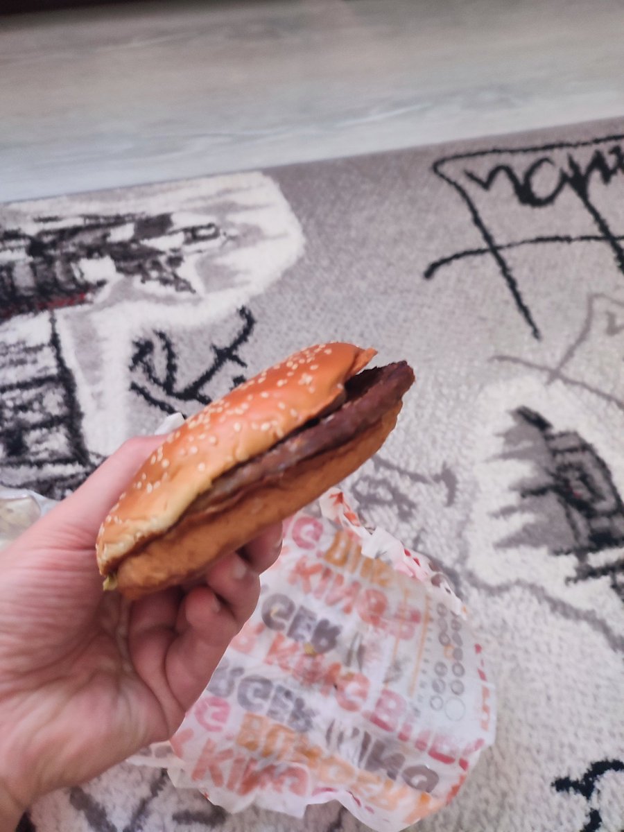 ahiakcam's tweet photo. @BurgerKingTR Bu nasıl bir rezilliktir ya. Zaten fiyatlarınız alıp başını gitti. Bari ödediğimiz paranın hakkını verin!!! https://t.co/dH4GbrJg3n