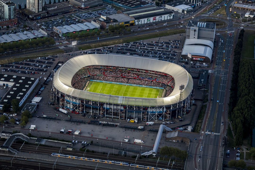 Rdamonderweg's tweet photo. ⚽🚧 Vanwege de #bekerfinale in de #Kuip zijn vandaag vanaf 19.00 uur onder andere het #Hofplein en de #Coolsingel afgesloten. Bij winst voor #Feyenoord volgt morgen een huldiging op de #Binnenrotte, waarbij een aantal omliggende straten dicht zijn.

ℹ️👉 https://t.co/gHsCRhQVld https://t.co/LBbzMlYqtI