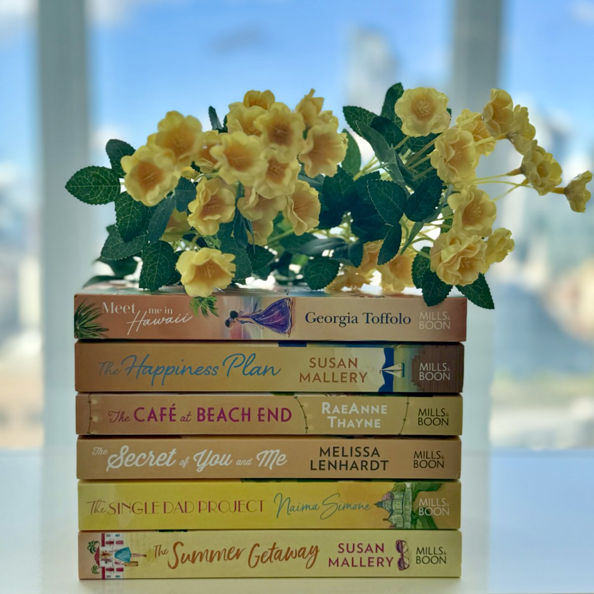 A sunny stack to brighten up your weekend 💛🧡

These books are the PERFECT Spring reads!

Are you a seasonal reader?