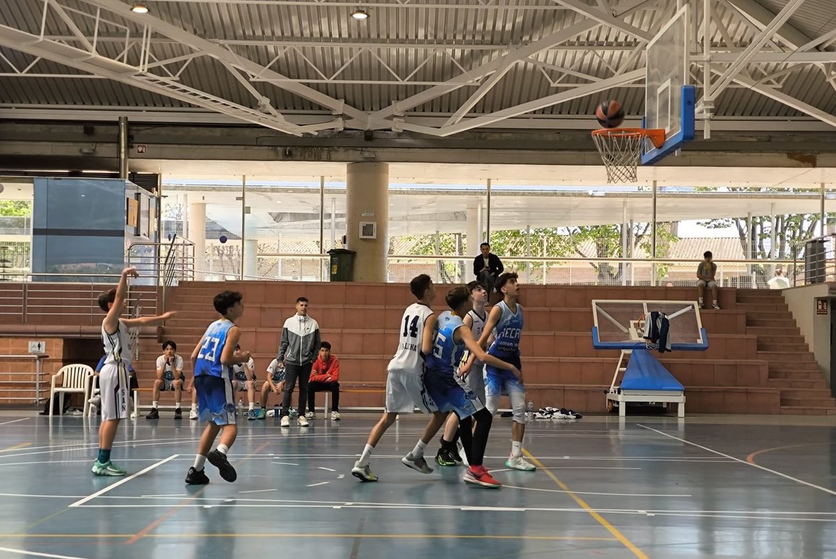 AESANTANDREUNAT's tweet photo. Partit del Infantil Interterritorial a domicili del @yesaecam. Som-hi SAN!!! #socblau #socSAN https://t.co/0YOCWl61qn