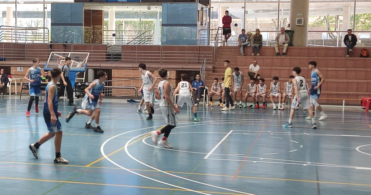 AESANTANDREUNAT's tweet photo. Partit del Infantil Interterritorial a domicili del @yesaecam. Som-hi SAN!!! #socblau #socSAN https://t.co/0YOCWl61qn