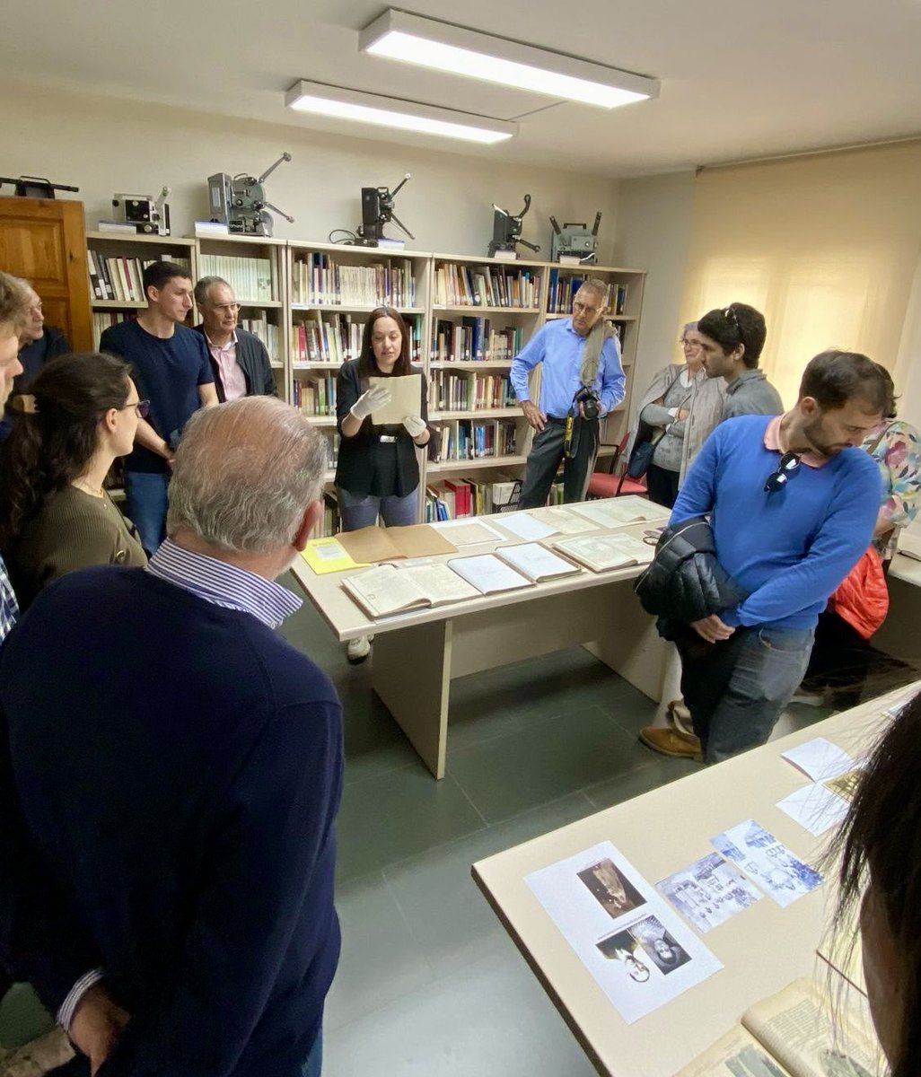 Arxiu_Lloret's tweet photo. MEMBRES DE LA FAMÍLIA GARRIGA VISITEN EL SAMLM

Visiten les instal·lacions del Servei d’Arxiu Municipal de Lloret de Mar membres de diferents branques de la família Garriga, amb motiu de la trobada que celebren a Lloret.

Gràcies per la visita 😊😊😊 https://t.co/cRrixwThs4