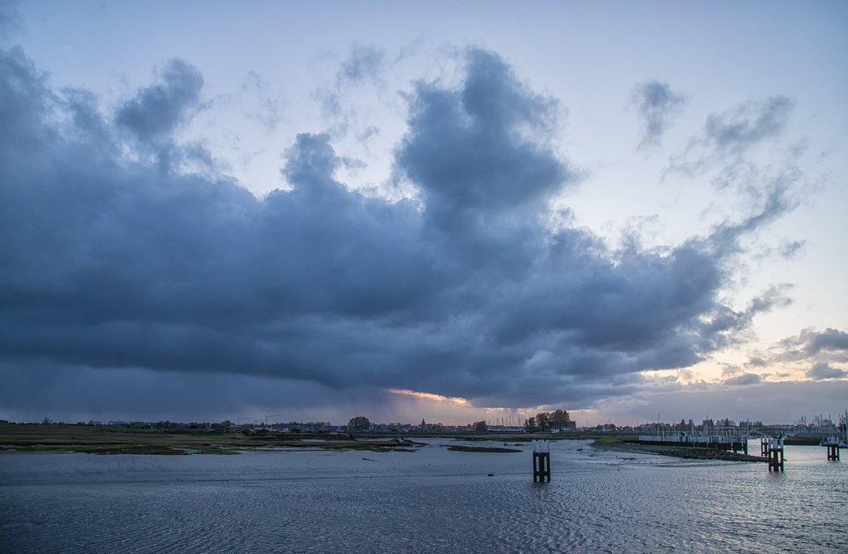 #vrtweer @FocusWTV @BuienradarBE @visitnieuwpoort @StadNieuwpoort Nieuwpoort 21 apr om 6u35', dikke wolken en heeeeel strakke wind.....