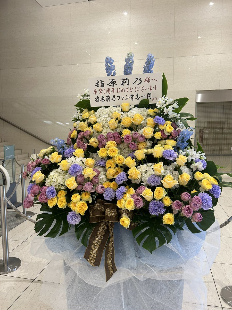 mayukishima's tweet photo. かわいすぎてむり😭
ひたすらトークは神だしビジュが良すぎて
泣きそうだった！
1人でひたすらマスクの中で
安心してにやにやできた。(きもい)
あっという間すぎてまばたき忘れてた(嘘)
出口でヲタの人たちが話しかけてくれた
(やさしい)
ヲタおじたんがあのからいお菓子くれた！
からくて鼻水出た！(きたない)
鼻水出してたら写真撮ろうって言われた！
写真撮った！
変な人いっぱいいた！(すき)
意外とえ、普通じゃん！ていう人も
いっぱいいた！(かわいい女性たくさんいた)みんなにこにこしてた！☺️🫶
1人だったから行くまでちょっと緊張したけど1人で楽しんでファンミ後は
みんながちょっとみんなの会話に混ぜてくれてまじで幸せな時間だった！
ありがとう！🫶最高!
また当たって行けたら
みんな会おうね🫶🫶🫶(ごめん長谷川さんの下半身はおじたんの頭で隠れちゃた🥺)
#指原莉乃　さん
#club345 
#ファンミ
#推し活