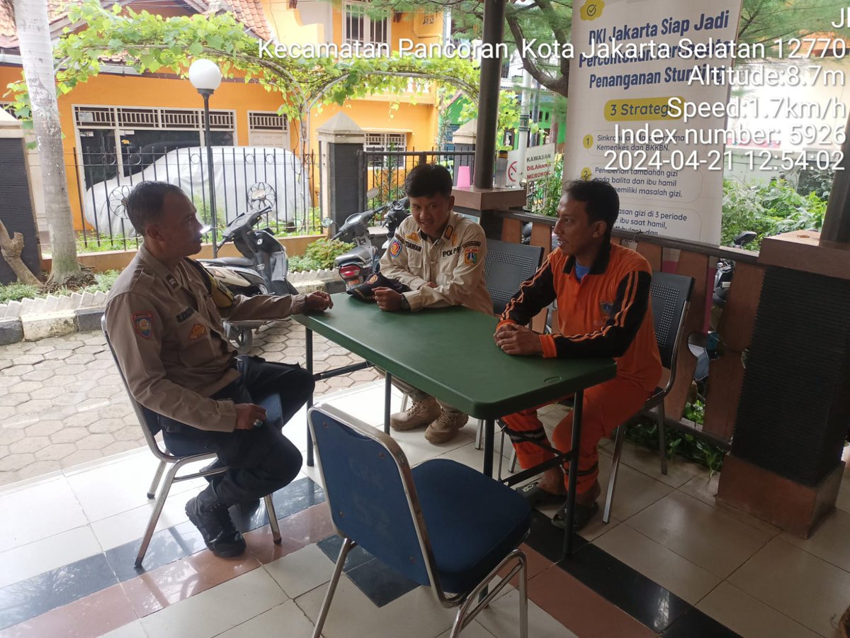 Patroli dialogis unit Binmas Polsek Pancoran Aiptu N.Krisnadi tingkatkan silaturrahmi sampaikan pesan kamtibmas kepada warga Cikoko dan mengajak bersama-sama untuk menciptakan situasi yg aman dan kondusif.