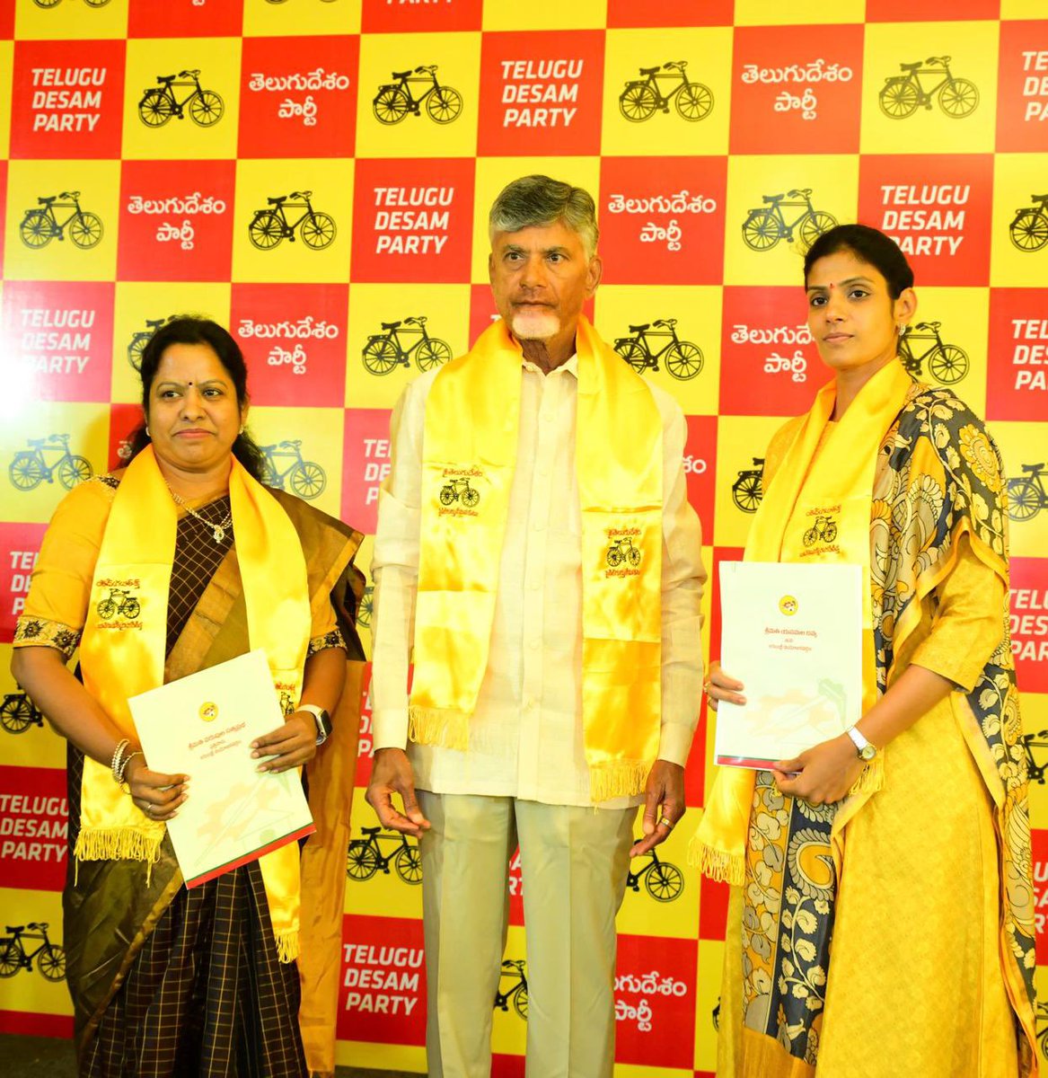 raja_varupula's tweet photo. టీడీపీ అధినేత శ్రీ నారా చంద్రబాబు నాయుడు గారి చేతుల మీదుగా బీఫామ్ అందుకున్న మన ప్రత్తిపాడు నియోజకవర్గ టీడీపీ జనసేన బీజేపీ కూటమి ఎమ్మెల్యే అభ్యర్థి వరుపుల సత్యప్రభ రాజా గారు.
#TDPJSPBJPWinning #BabuSuper6 #TDPforDevelopment #PrajaGalam #MyFirstVoteForCBN #EndOfYCP https://t.co/SY0pv5EAWU